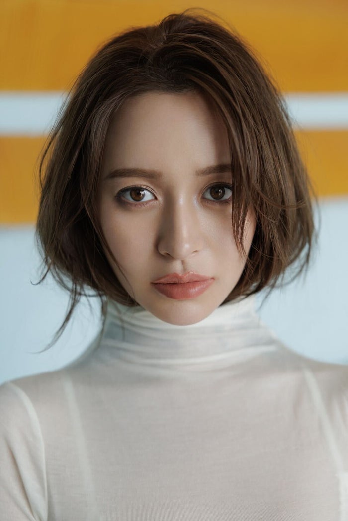 野崎萌香、圧巻美ボディ披露の1st写真集決定 純白ビキニ姿の先行カット解禁「絶対に後悔させません」