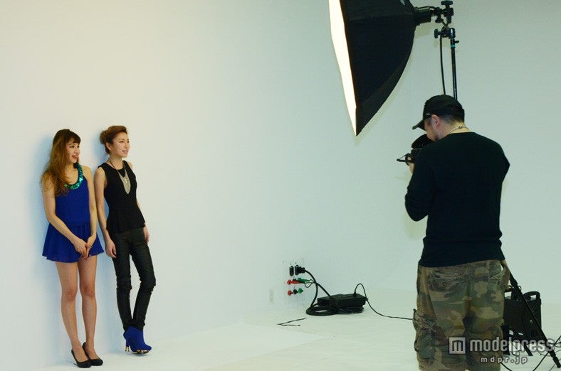 （左から）難波サキ、高橋真依子／公開シューティングの様子