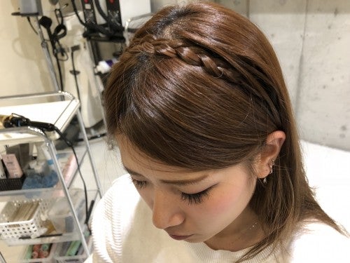 カチューチャラインにくるように反対に持っていきピンなどで留めます