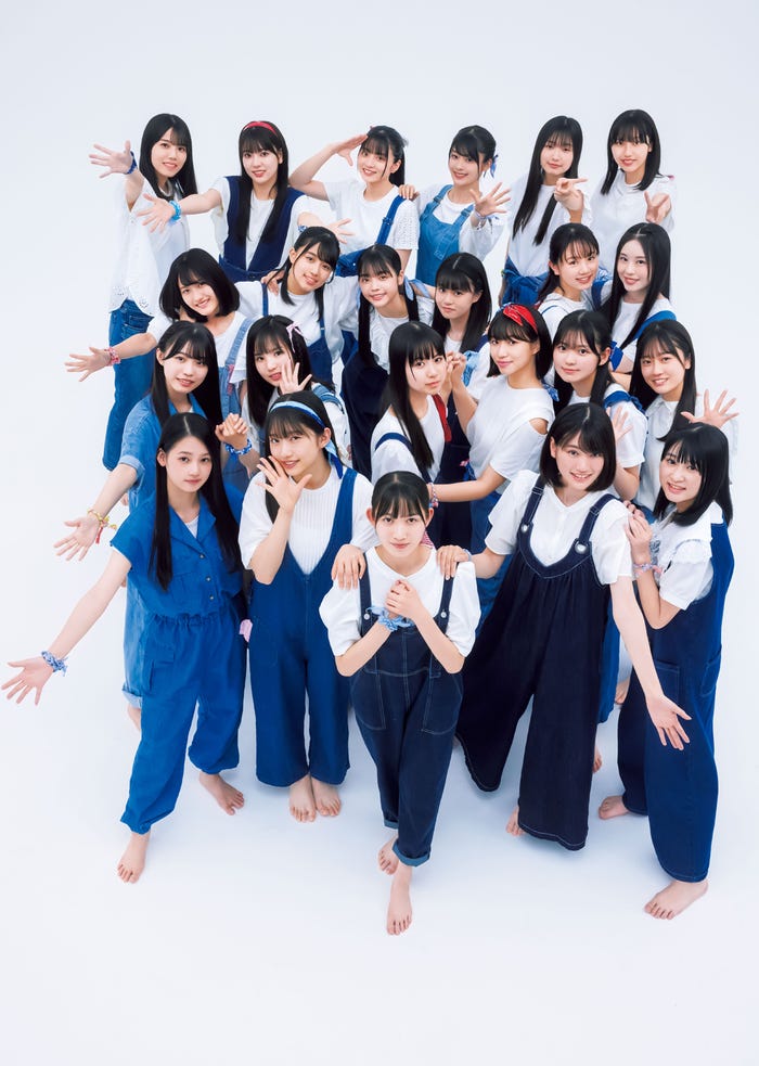 (上から1段目左から)伊藤ゆず、宮腰友里亜、西森杏弥、持永真奈、萩原心花、山口結杏(上から2段目左から)青木宙帆、岩本理瑚、秋田莉杏、木下藍、塩釜菜那、長谷川稀未(上から3段目左から)金澤亜美、安納蒼衣、工藤唯愛、八重樫美伊咲、今井優希、須永心海(上から4段目左から)吉本此那、早﨑すずき、八木仁愛、柳堀花怜、杉浦英恋(C)桑島智輝・近藤宏一/集英社