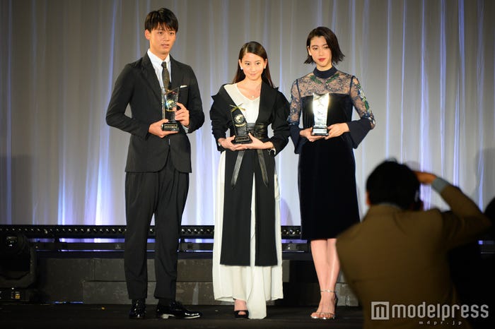 (左から)竹内涼真、河北麻友子、三吉彩花(C)モデルプレス