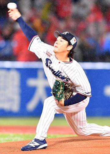 ヤクルト 活動再開のつば九郎がお立ち台に 勝利投手の小川「いつも背中を押してくれる存在」 2打点のオスナは「オカエリ」