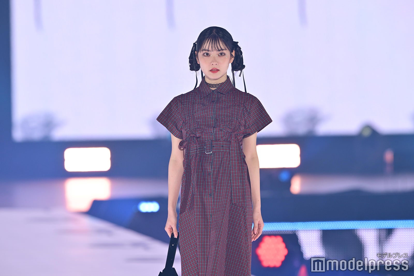 Girls2菱田未渚美、ラインストーン×囲み目メイクが新鮮