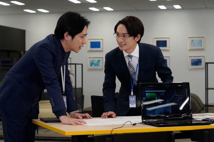 二宮和也、藤原丈一郎(C)2023「アナログ」製作委員会 (C)T.N GON Co., Ltd.