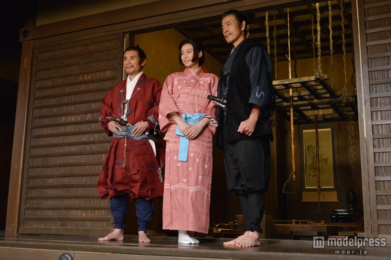 岡田准一とともに大河ドラマ「軍師官兵衛」スタジオクランクイン記者会見に出席した（左より）片岡鶴太郎、中谷美紀、柴田恭兵