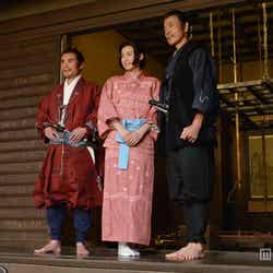 岡田准一とともに大河ドラマ「軍師官兵衛」スタジオクランクイン記者会見に出席した(左より)片岡鶴太郎、中谷美紀、柴田恭兵
