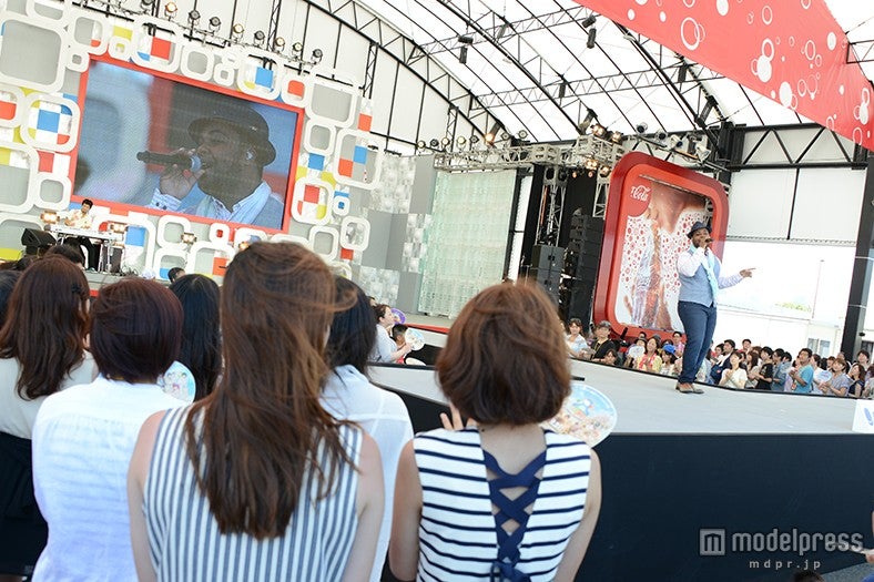 クリス・ハートが会場に歌声届ける