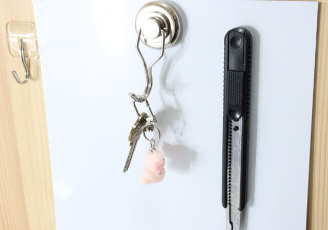 今SNSでめちゃ話題！カットも折り曲げもOK！アレがくっつく便利な100均タイル