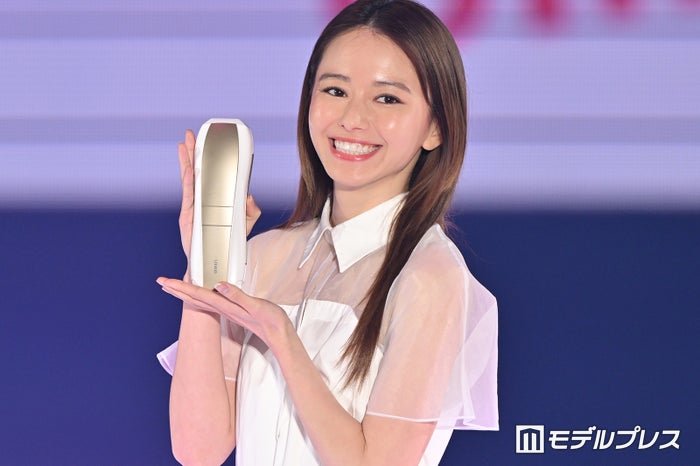 山本舞香、透け＆スリットドレスでセクシー肌見せ【GirlsAward 2024 S／S】