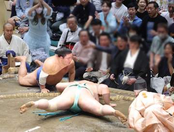 「スターやなぁ」「めちゃくちゃ目立つ！」 人気芸人お笑いタレント2人が隣同士で仲良く観戦 テレビ中継に映りSNS沸く「秋場所見てたら東MAXとはなわさんいた」