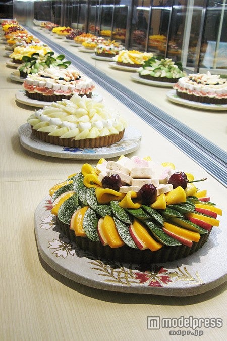 （手前より）「舞妓さんのタルト 水無月の花かんざし」、「桃と本多味噌本店「西京白味噌」のタルト」などが並ぶショーケース