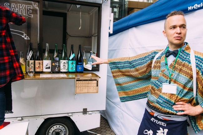 料理や日本酒などのキッチンカー／画像提供：オイシックス