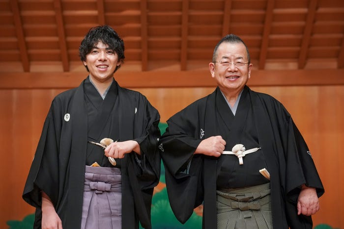 ミルクボーイ ミキ 中川家 観世能楽堂の舞台で漫才初披露 若手狂言師 野村太一郎らと競演 モデルプレス ミルクボーイ ミキ 中川家 観世能楽堂の舞台で漫才初披露 若手狂言師 野村太一郎らと競演 モデルプレス