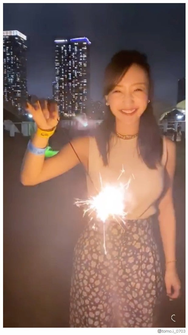 板野友美「今年初の最後の花火」“彼氏目線動画”にファン悶絶「癒やされる」