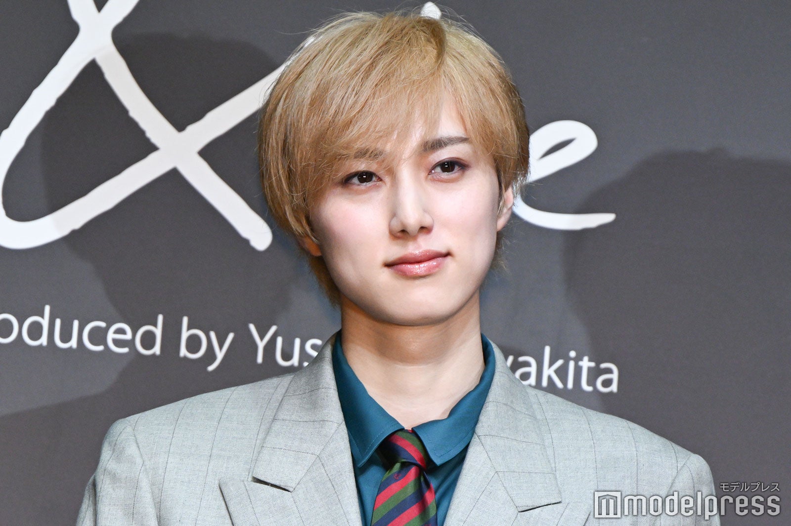 ハイトーン姿で微笑む尾崎匠海（C）モデルプレス
