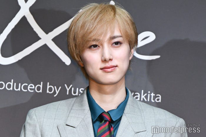ハイトーン姿で微笑む尾崎匠海(C)モデルプレス
