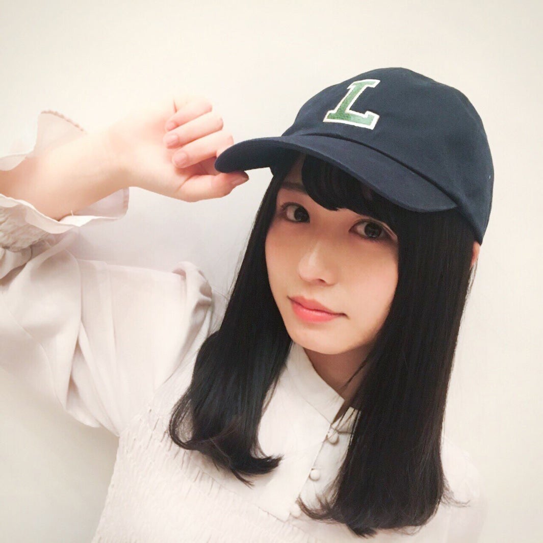 長濱える（L）／ラコステの帽子をかぶる長濱（提供写真）