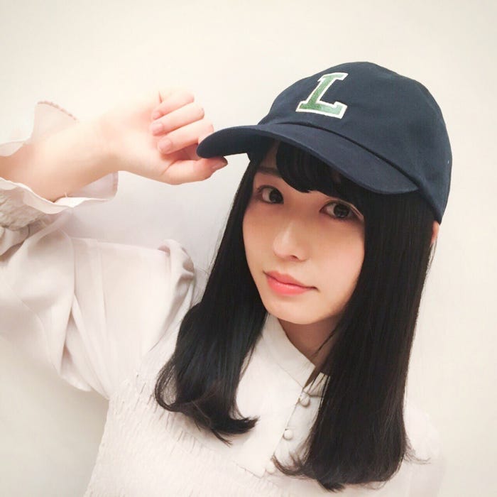 長濱える(L)/ラコステの帽子をかぶる長濱(提供写真)