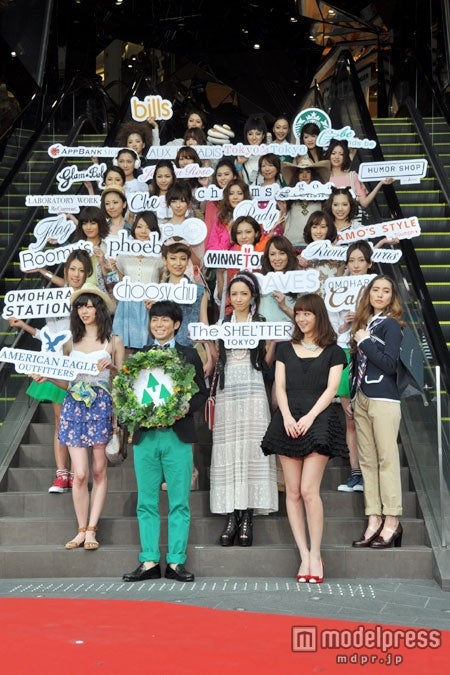 左から：ピース・綾部祐二、佐々木希