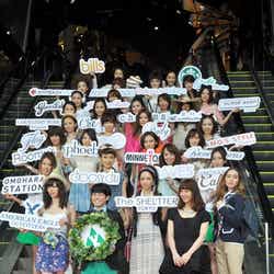 左から:ピース・綾部祐二、佐々木希