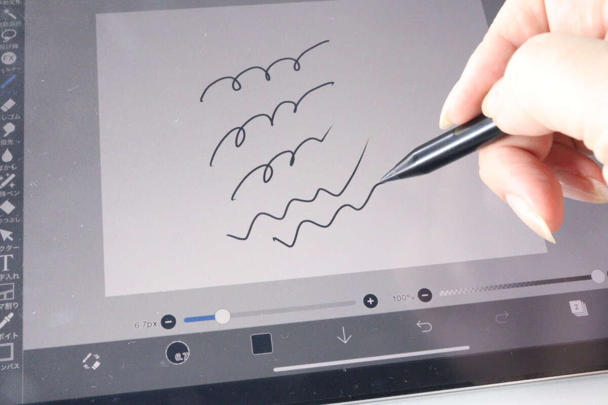 女性が充電式タッチペンを使ってiPadの画面に波線を描いている様子