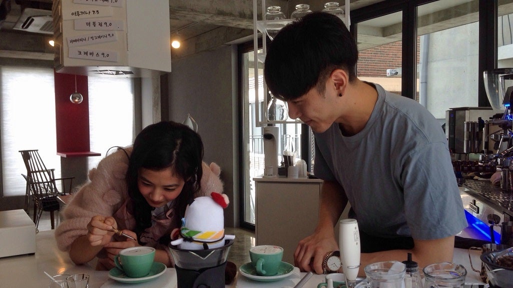韓国のカフェを訪れる清水富美加／画像提供：関西テレビ