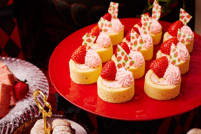 スイーツブッフェ「3 時のスイーツパーティ ~魅惑のストロベリー~」/画像提供:京王プラザホテル