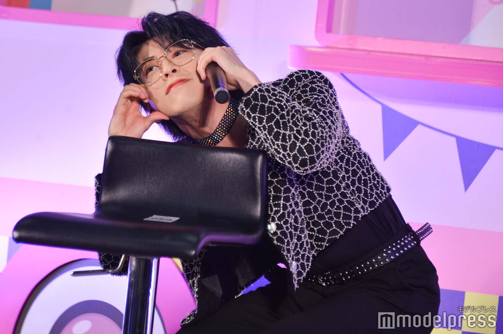 愛嬌を見せる佐野文哉 （C）モデルプレス