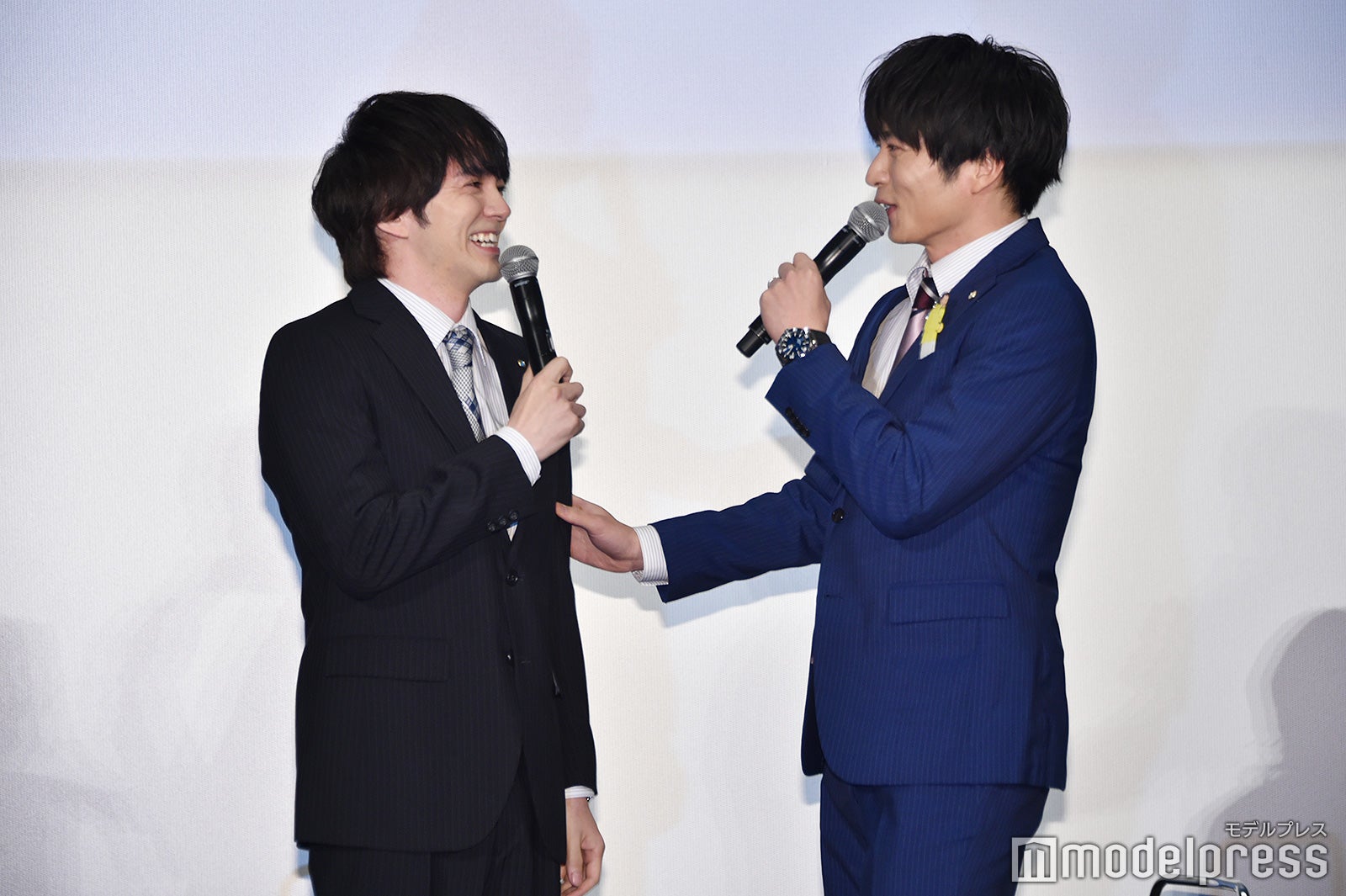 冒頭の挨拶で何かをやらなきゃいけないと思った林遣都をフォローする田中圭（C）モデルプレス