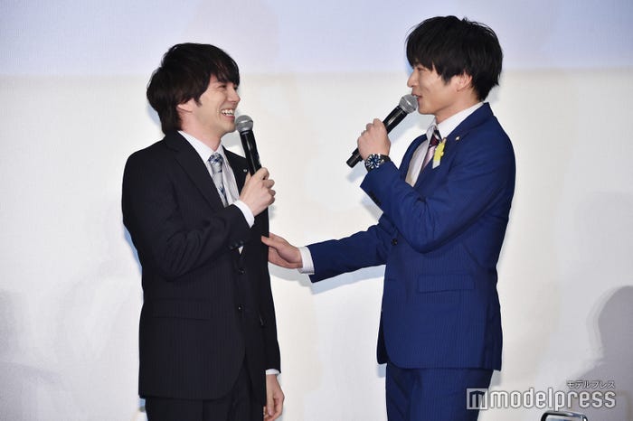 冒頭の挨拶で何かをやらなきゃいけないと思った林遣都をフォローする田中圭(C)モデルプレス