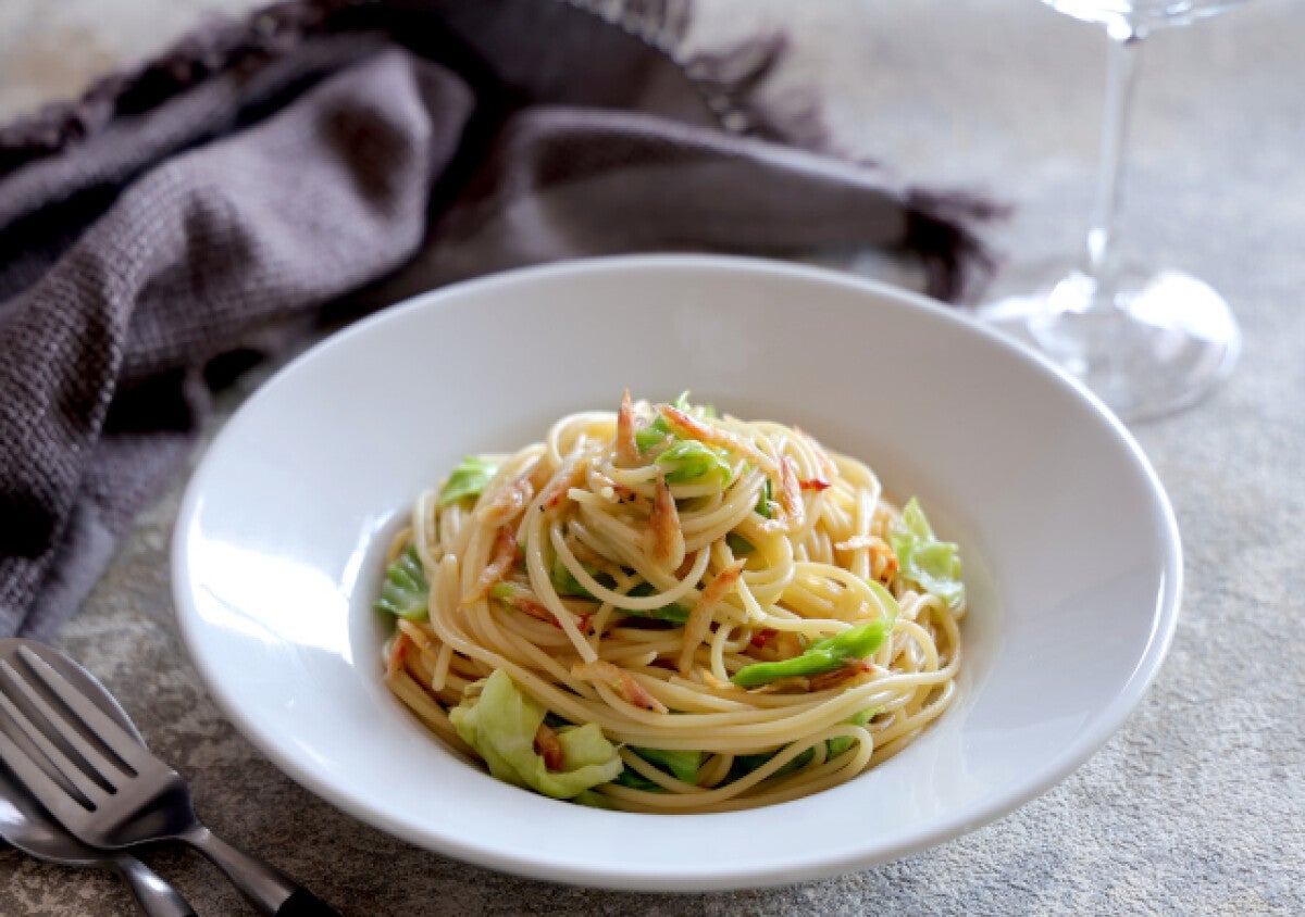 今のうちに作らないともったいない！フライパンひとつで簡単！春キャベツと桜海老の和風パスタ