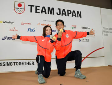 りくりゅうらが五輪特別賞、団長賞を受賞 五輪解団式で記念品受け取り満面の笑顔