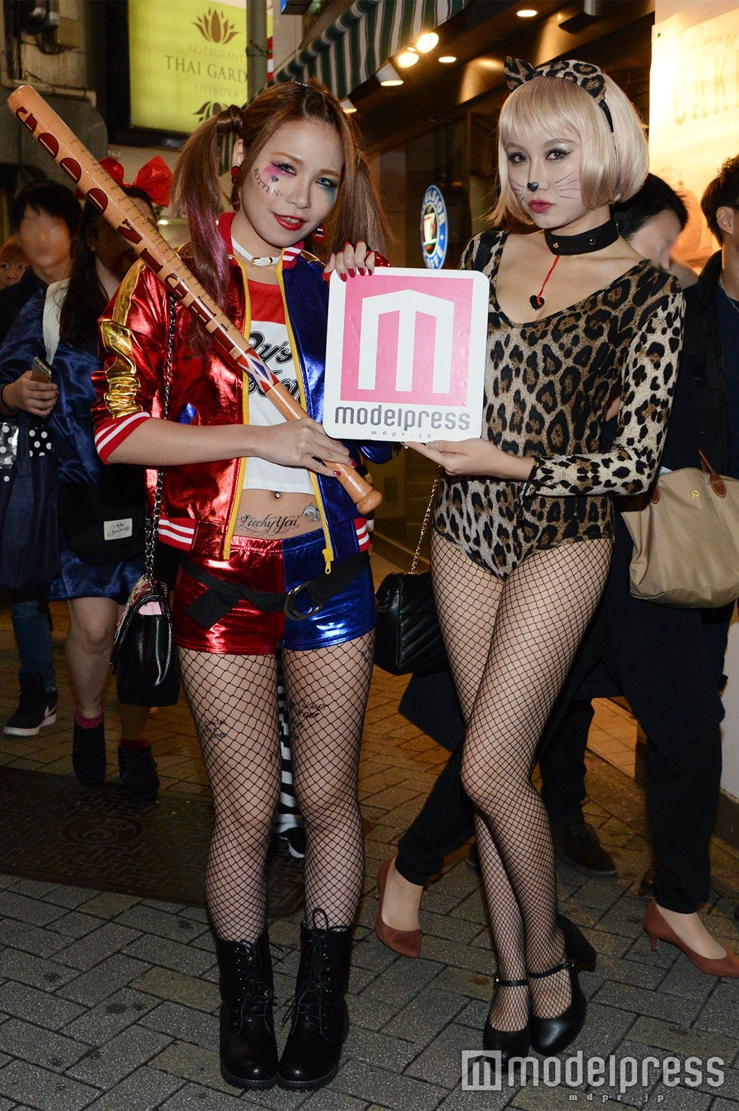 “ハーレイ・クイン”コス（左）／渋谷でのスナップ （C）モデルプレス