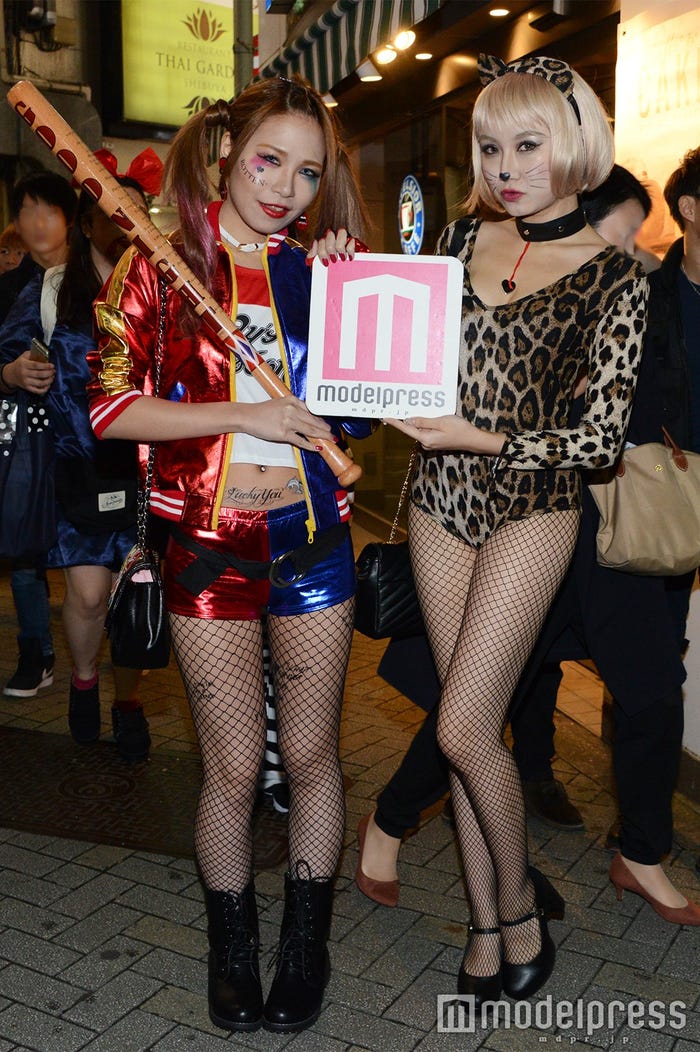 “ハーレイ・クイン”コス(左)/渋谷でのスナップ (C)モデルプレス