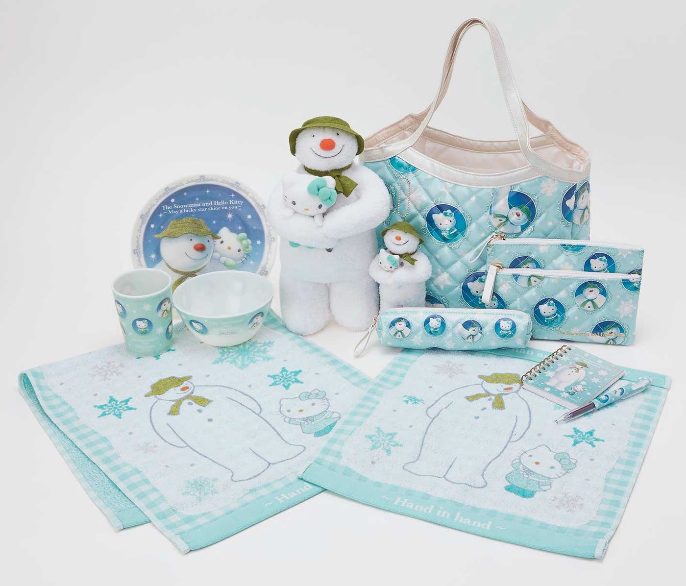 冬らしいエメラルドブルーのコラボ商品(C)Snowdog Enterprises Limited 2016 (C)1976, 2016 SANRIO CO., LTD. APPROVAL No. G572327