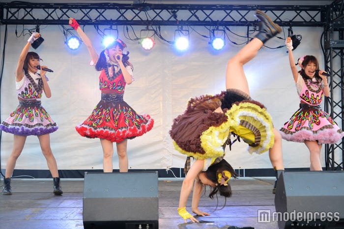 Re:ガールズ新メンバー・宮森ひなた(手前)、ハンドスプリングを披露 (C)モデルプレス