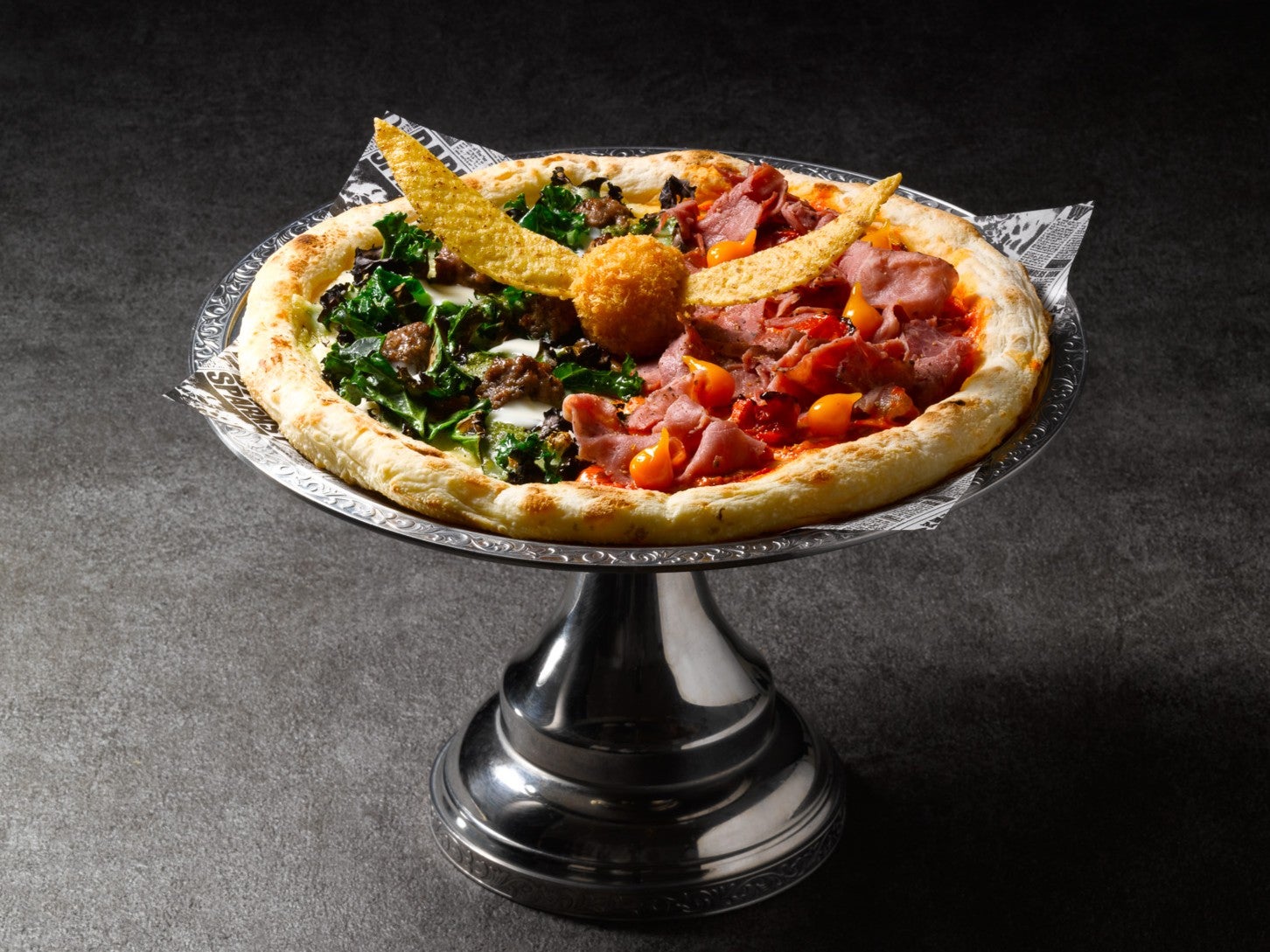 クィディッチピザ ～グリフィンドールVSスリザリン～　¥2,800（税込）（提供写真）