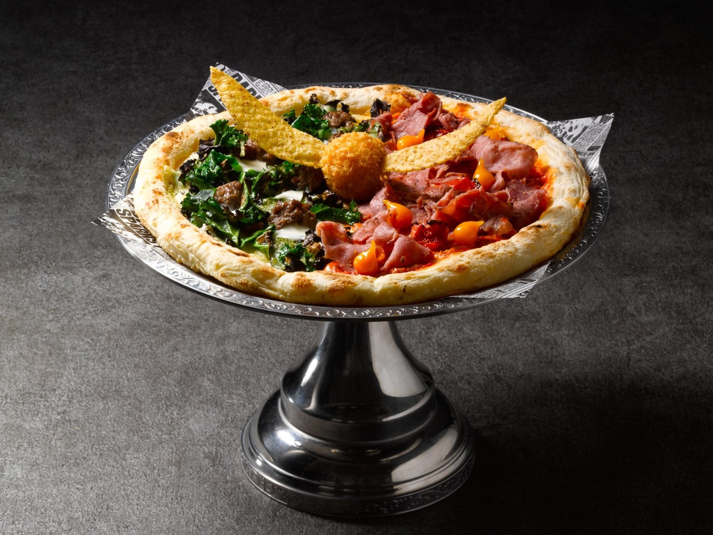 クィディッチピザ ～グリフィンドールVSスリザリン～　¥2,800（税込）（提供写真）