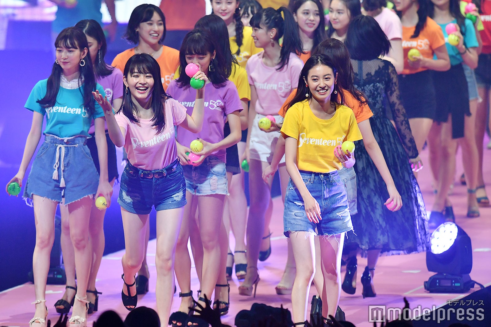 左から2番目：久間田琳加（C）モデルプレス