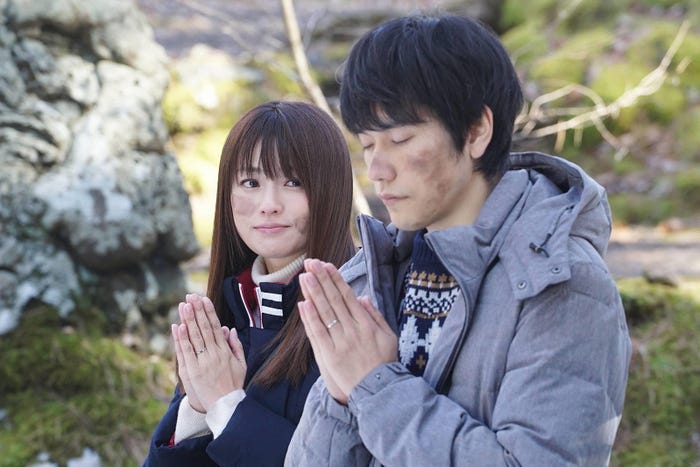 松山ケンイチ、深田恭子/「隣の家族は青く見える」第3話より(C)フジテレビ