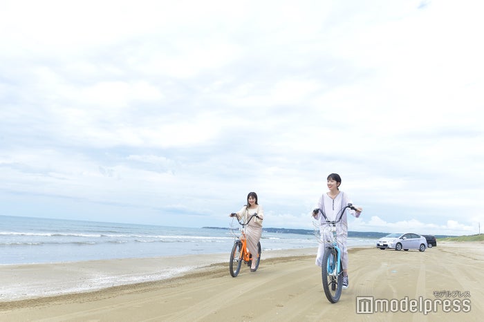 浜辺でサイクリングが楽しい!(C)モデルプレス