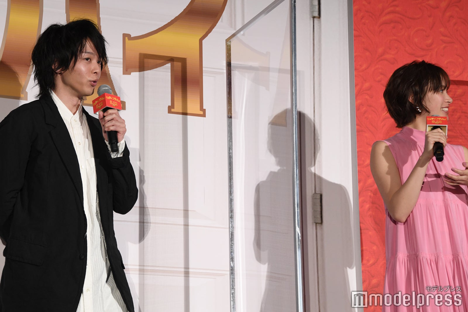 共演シーンを振り返る中村倫也、関水渚 （C）モデルプレス