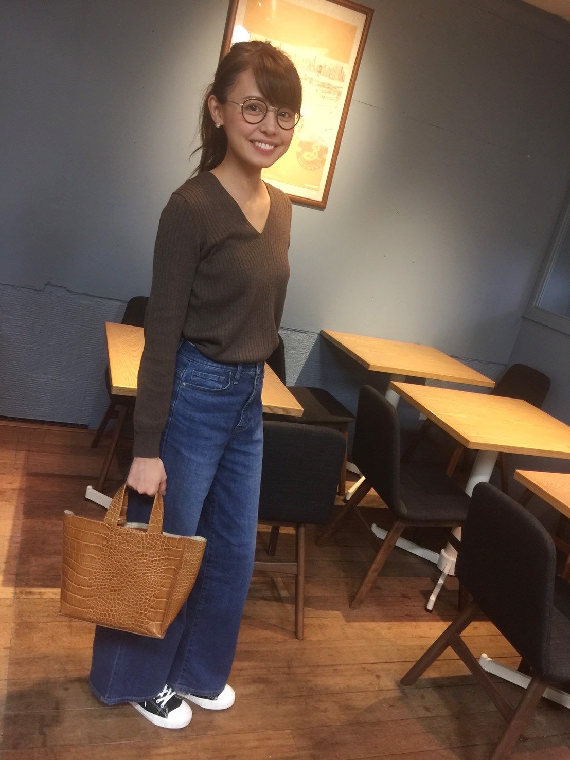 休みの日、家族や友だちと会ったり出かけたりするときの私服。パンツやスニーカーが多いです♪（提供写真）