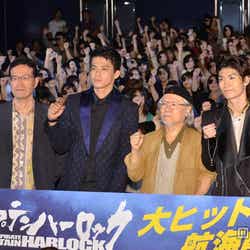 (左から)荒牧伸志監督、小栗旬、松本零士氏、三浦春馬