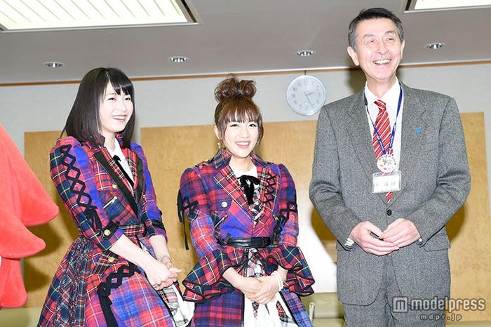 新潟市役所訪問の様子/(左から)横山由依、高橋みなみ、篠田昭市長(C)AKS