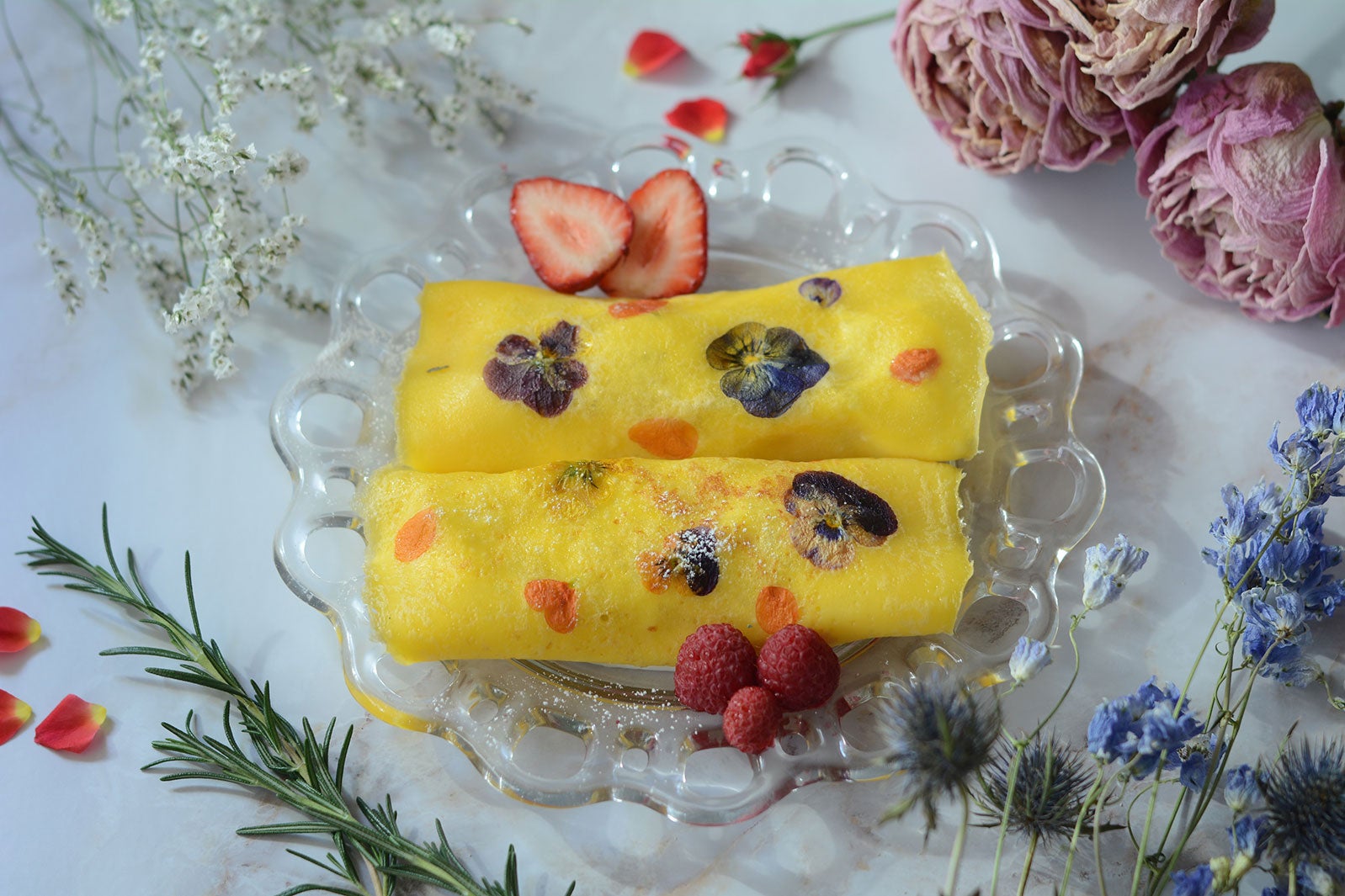 お花のクレープ800円（税込）／画像提供：株式会社FABTONE