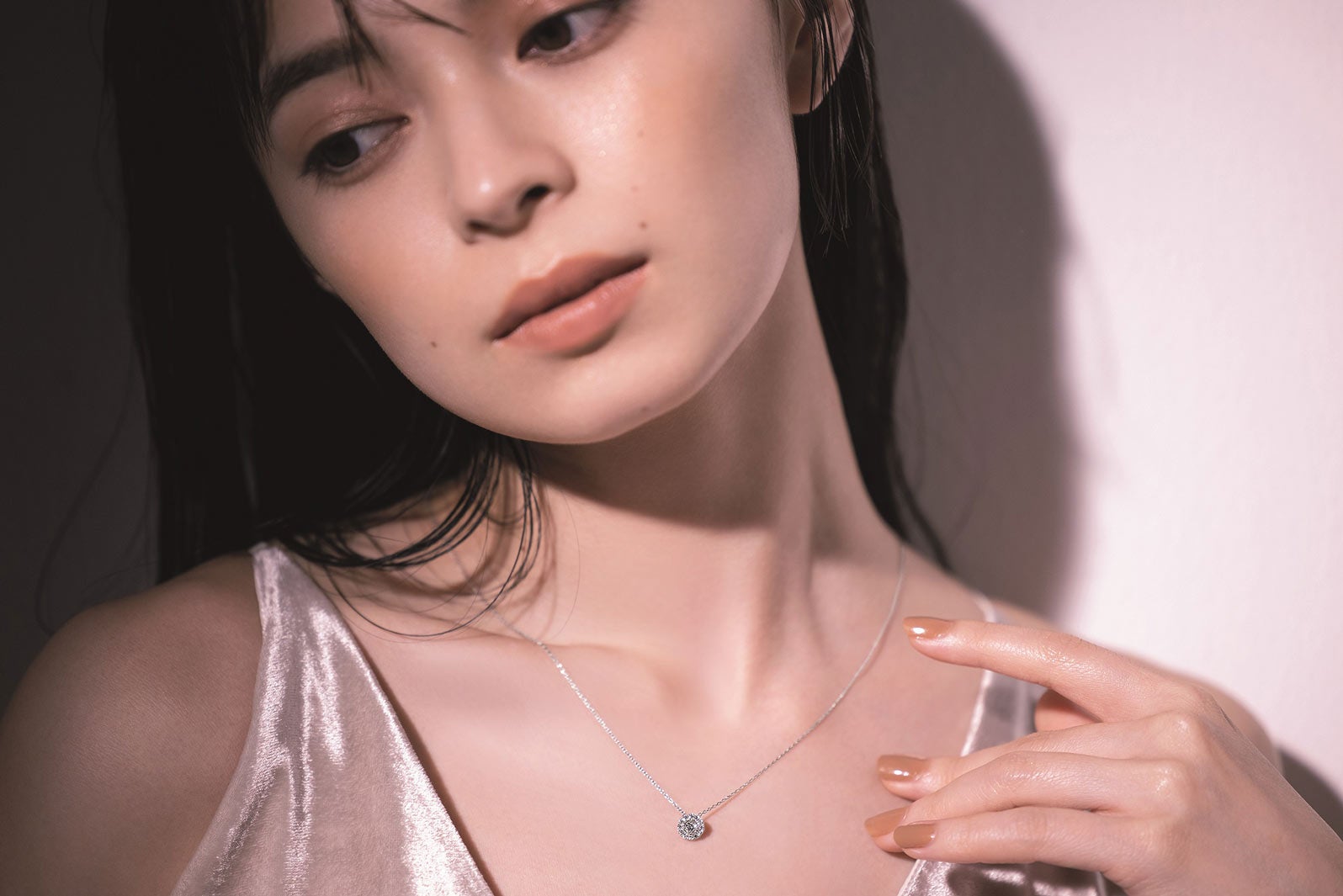 アンジュルム上國料萌衣「Oggi」初登場で大人なお姉さんに　宝石の輝きに負けない美しさ