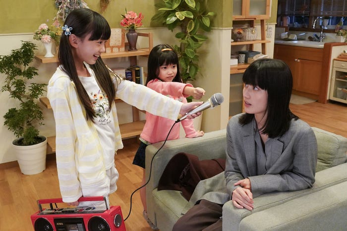 阿部久令亜、橋本愛/Huluオリジナルストーリー「25年前のあなたへ」より(C)日本テレビ