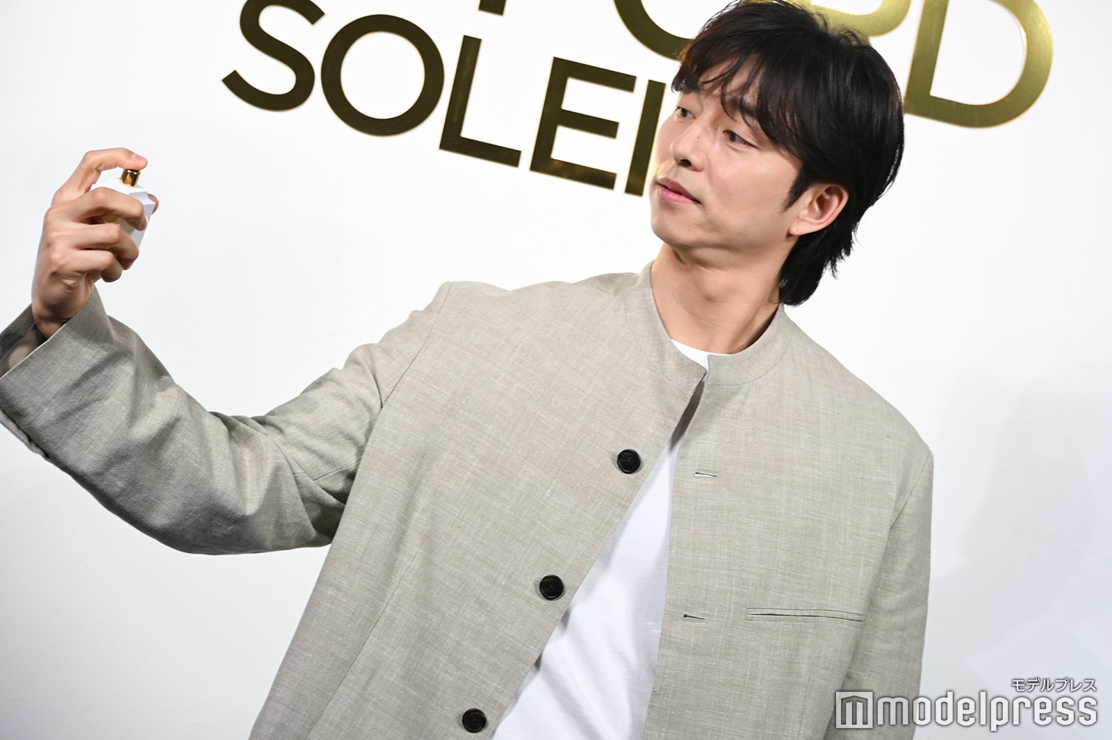 ソレイユ フレグランスをかけるコン・ユ（C）モデルプレス