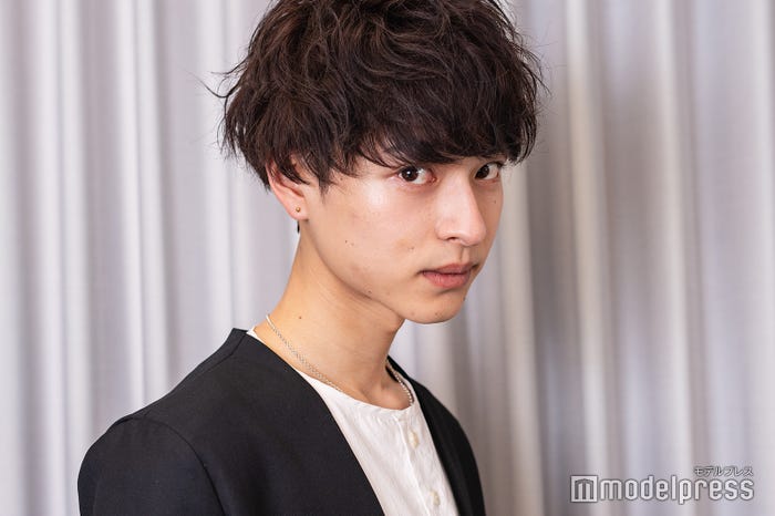 新納侃さん(C)モデルプレス